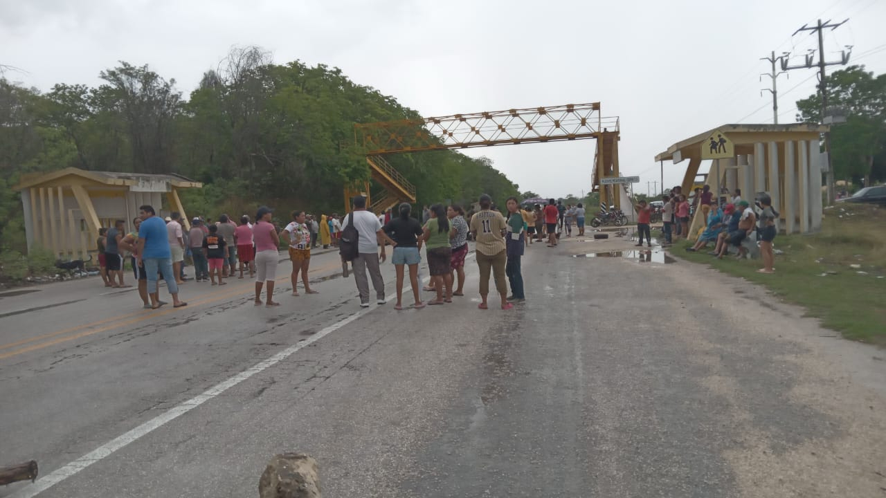 En protesta, bloquearon la carretera federal Escárcega-Champotón y exigen solución
