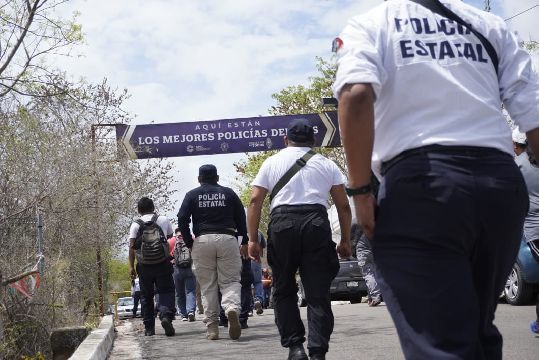 Policías disidentes acuden a cobrar en la academia en el poblado de Lerma