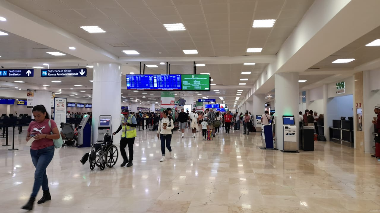 Viajeros esperan para abordar su vuelo en el Aeropuerto Internacional de Cancún