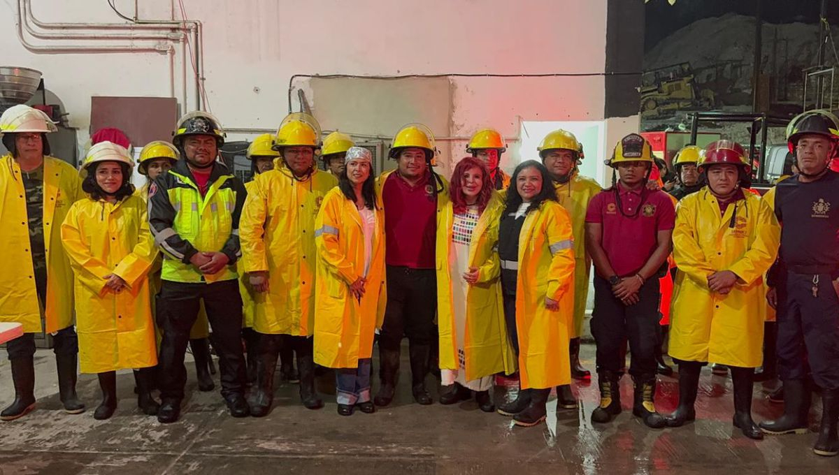 Layda Sansores junto a Bomberos y Brigadistas de Protección Civil de Campeche