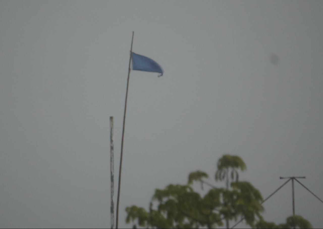 Los elementos de Protección Civil, desde ayer han colocado las banderas azules, para indicar la alerta de bajo riesgo por alejamiento del ciclón