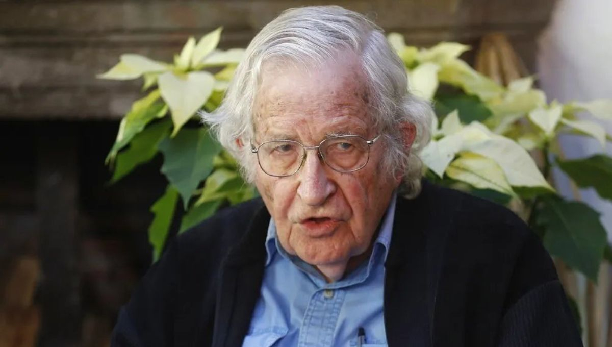 Noam Chomsky permanece bajo observación médica en Brasil