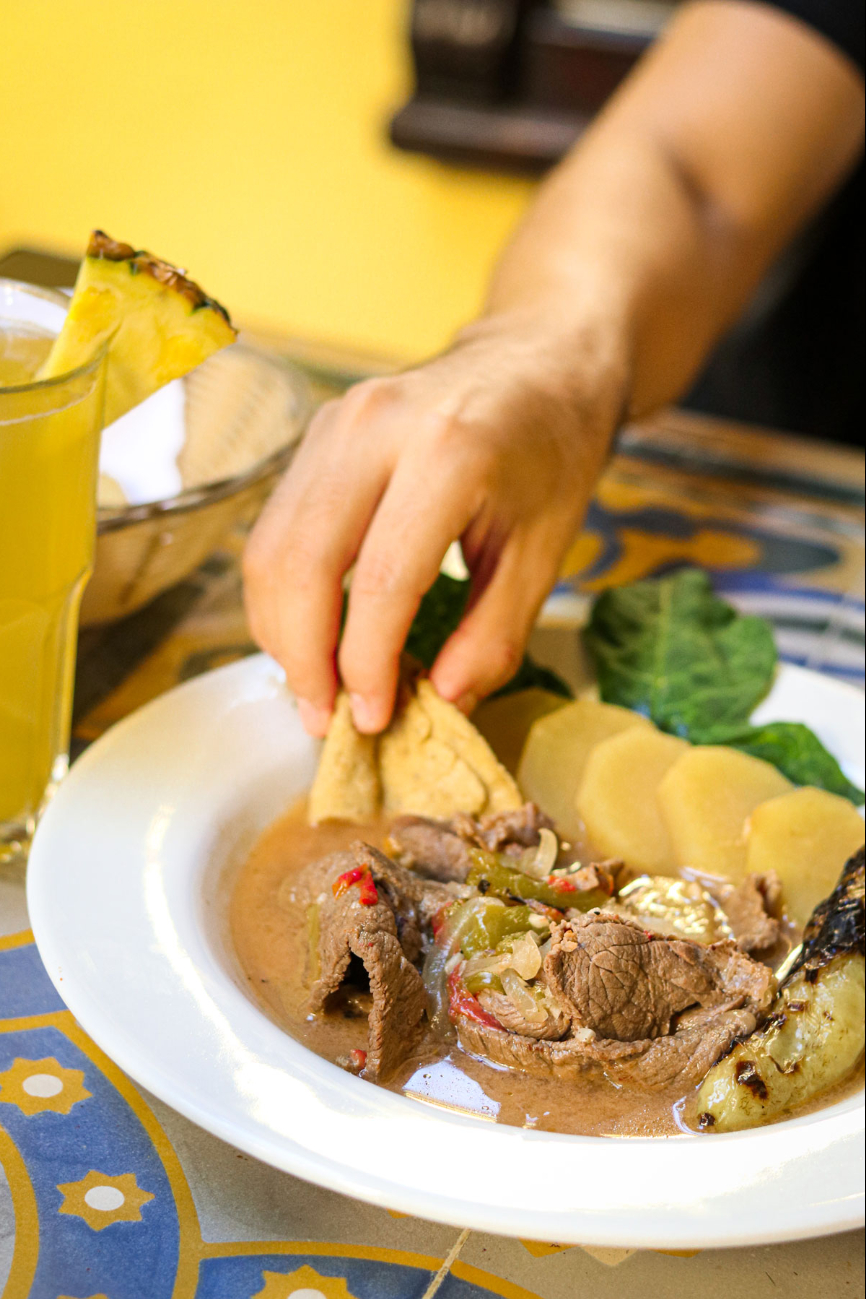 El bistec de cazuela o bistec con papas es un guiso tradicional de la península de Yucatán