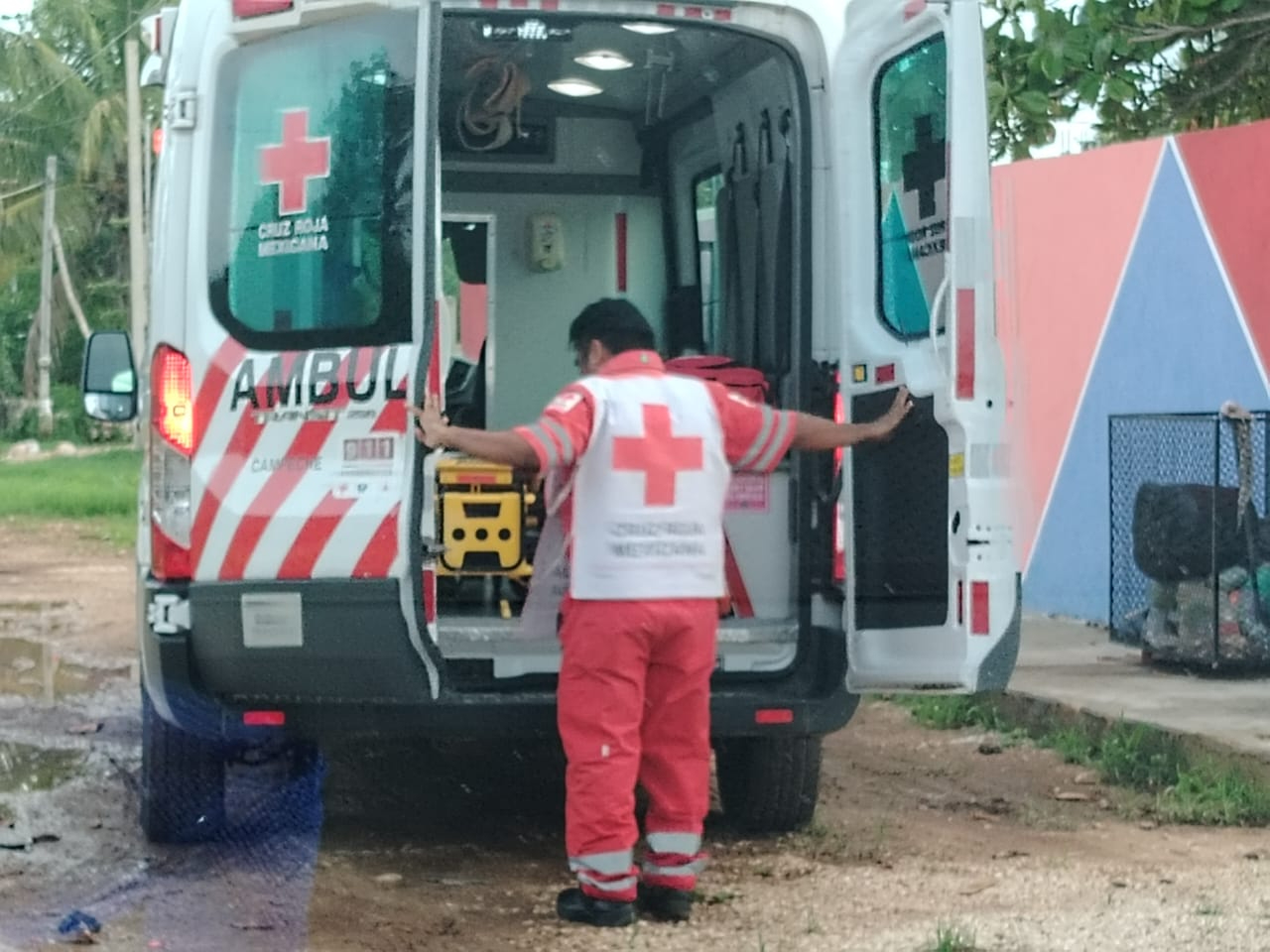 Fue encontrada por un familiar, quien alertó a los paramédicos de la Cruz Roja Mexicana de Calkiní