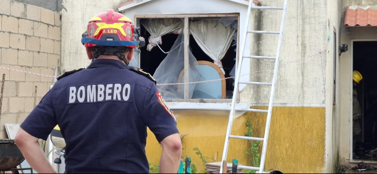 Rescatan a un hombre y su perro del incendio de su casa en Mérida