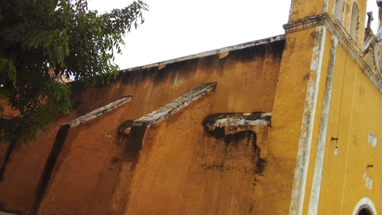 Los muros del santuario en Kantunil han comenzado a presentar huellas de la humedad