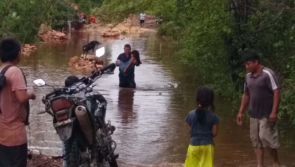 Evacuan a tres familias en Lázaro Cárdenas por inundaciones en sus casas