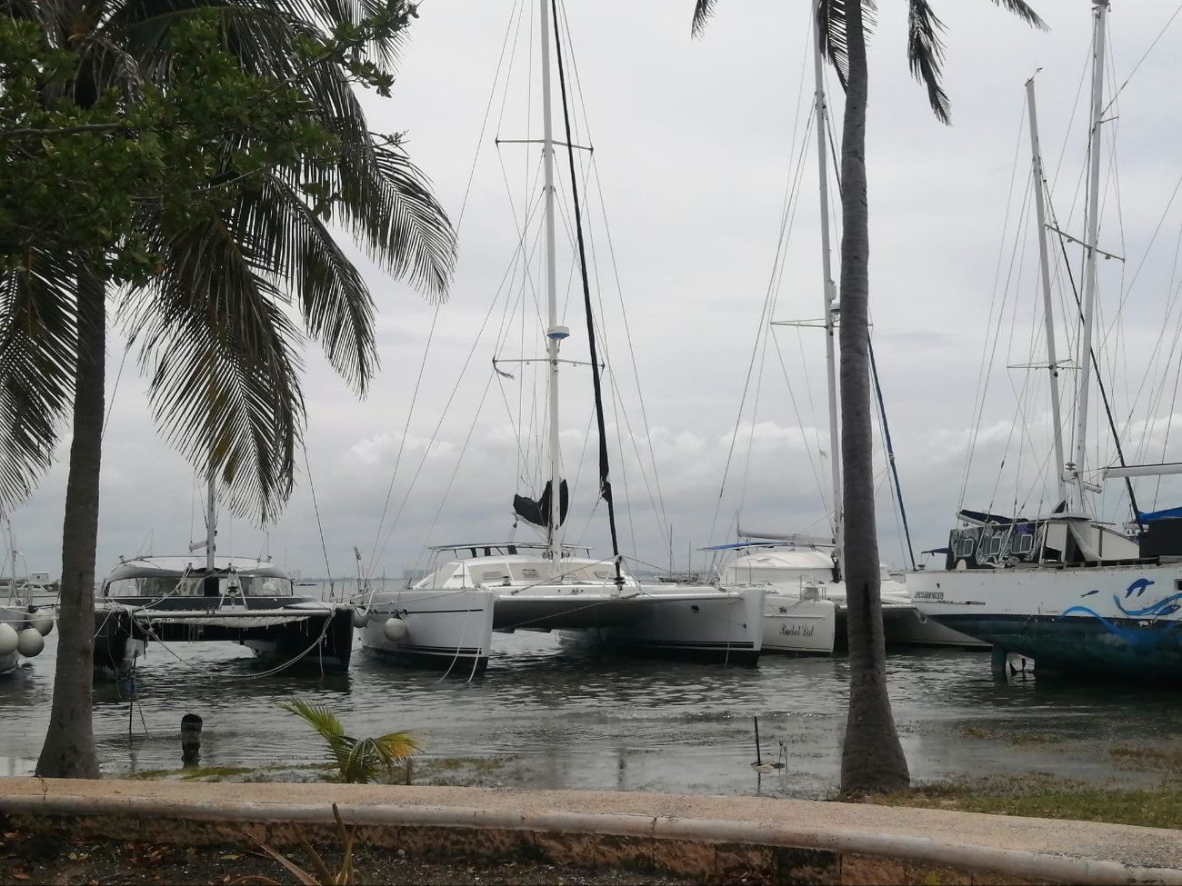Turistas están varados en hoteles de Isla Mujeres, afectados por la cancelación.