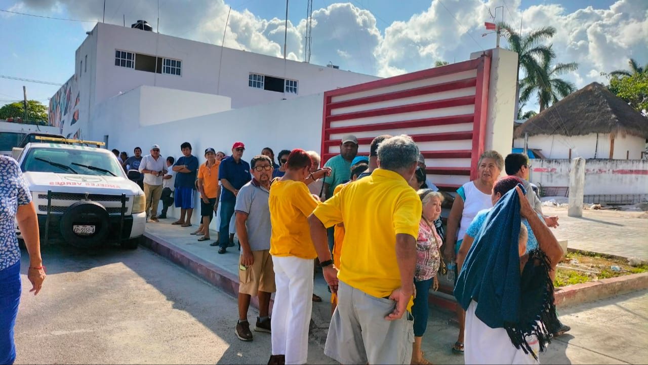 Decenas de personas llegaron puntualmente a la casilla en Cozumel