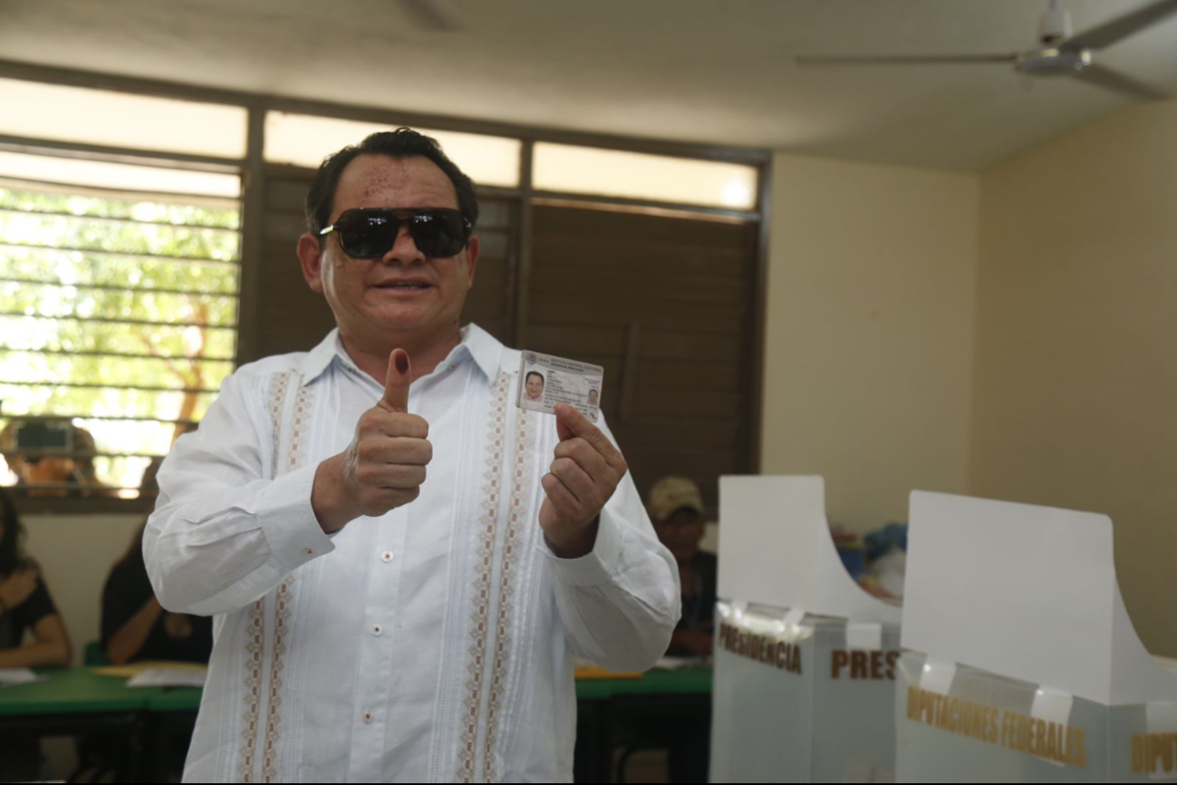 Joaquín Díaz Mena, candidato de Morena a la gubernatura de Yucatán, llega a  depositar su voto en Mérida: VIDEO