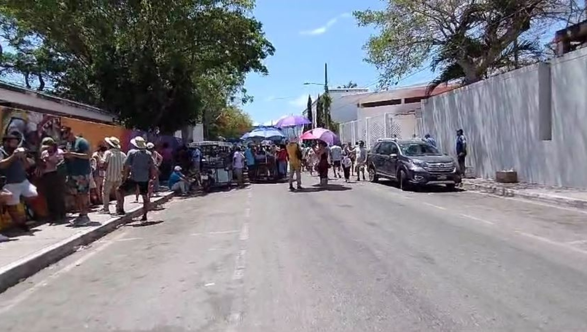 Casilla especial de Playa del Carmen, un caos; votantes denuncian a ‘colados’ en la fila