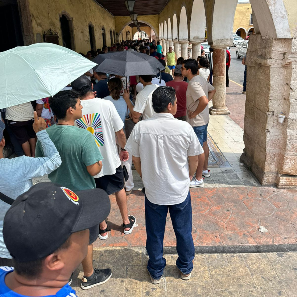 La fila de personas permanece en Valladolid