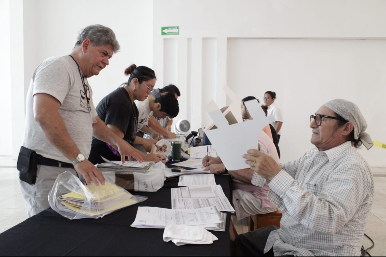 Votantes abarrotan la casilla especial de Paseo de Montejo en Mérida