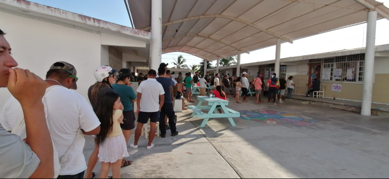 Las filas se mantienen en casillas de Quintana Roo