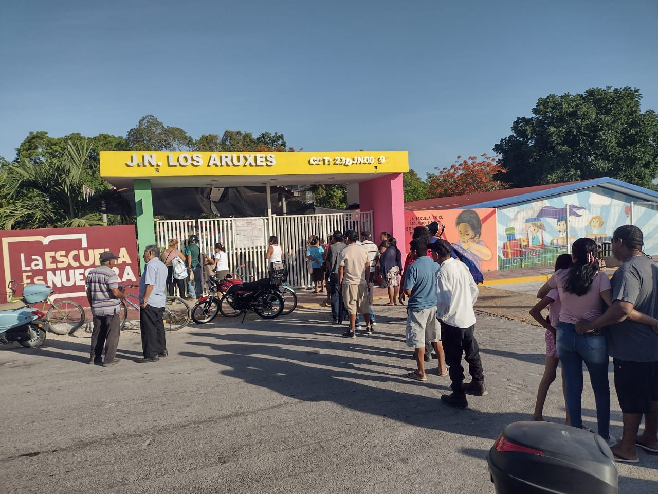 Pobladores de la zona maya se mantienen en espera de depositar su voto