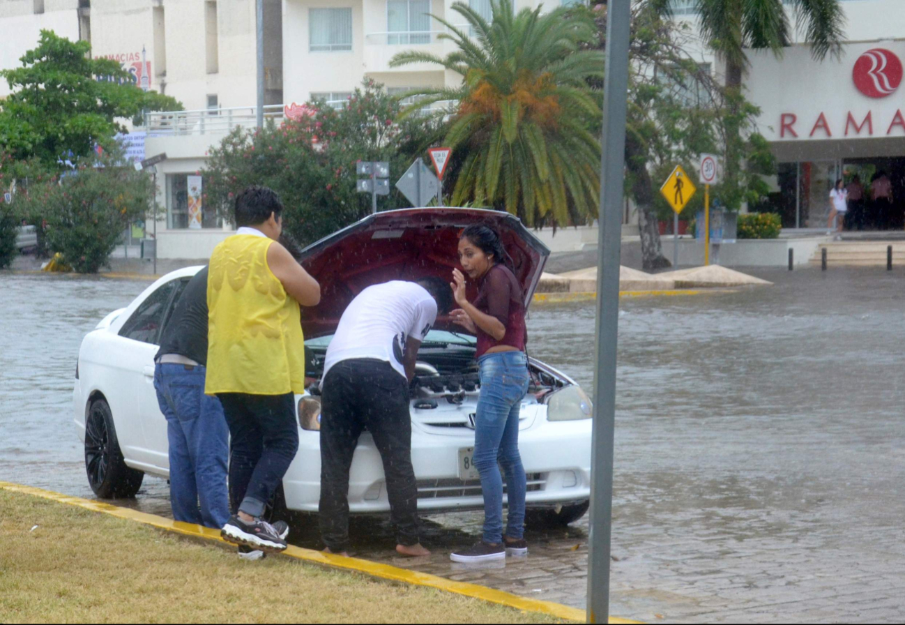 Tan sólo en la capital de Quintana Roo reportaron que más de 300 vehículos resultaron dañados por las recientes inundaciones.