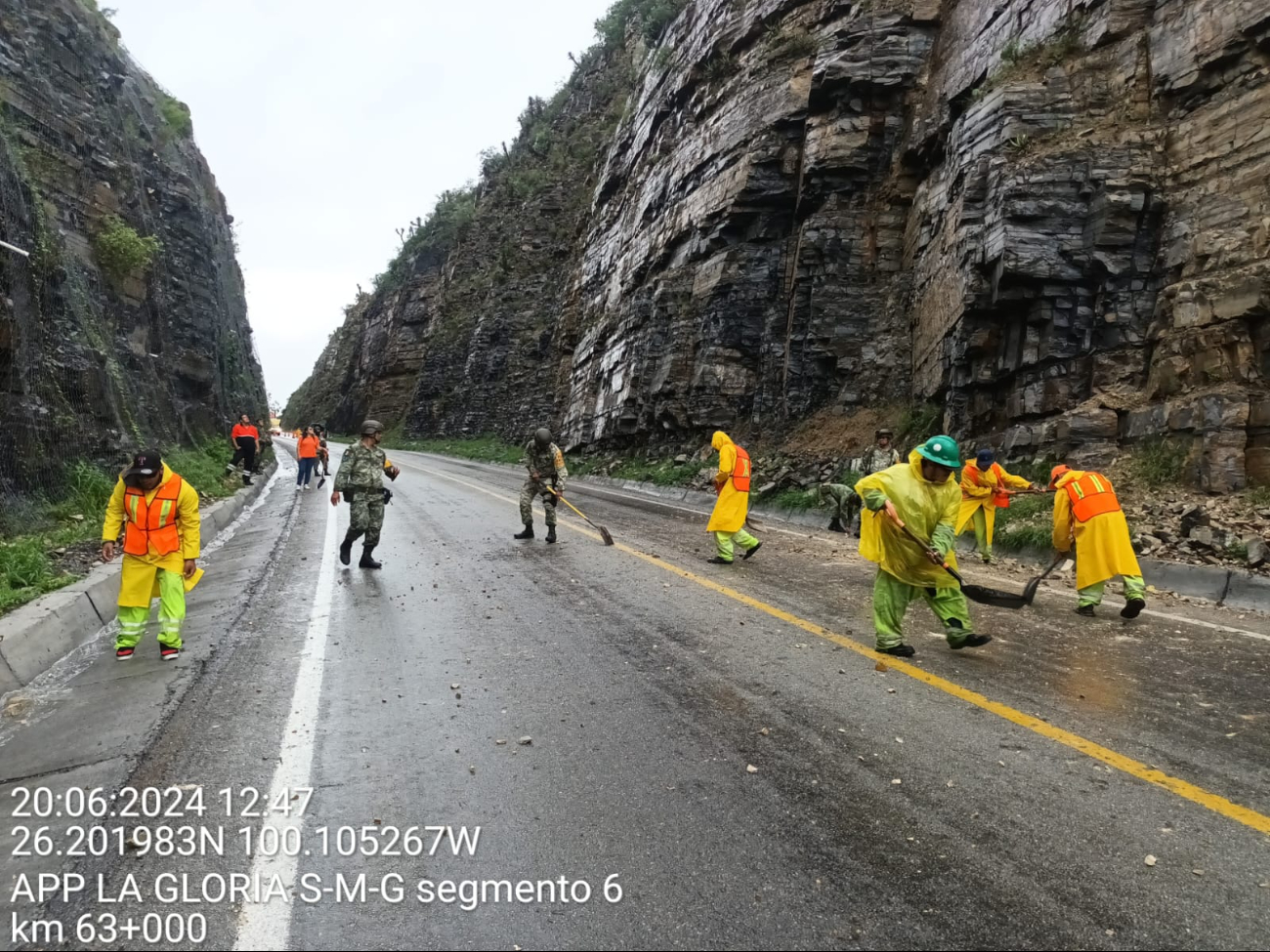 Trabajadores de la SICT recuperan una carretera afectada por la Tormenta Tropical Alberto