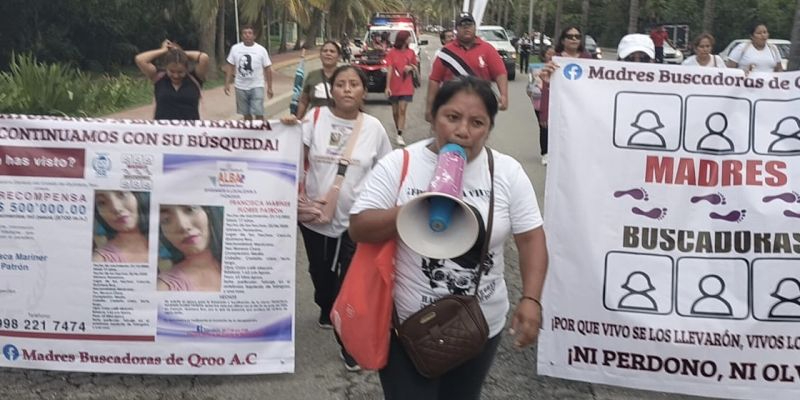 Madres buscadoras realizan marcha pacífica en el bulevar Kukulcán