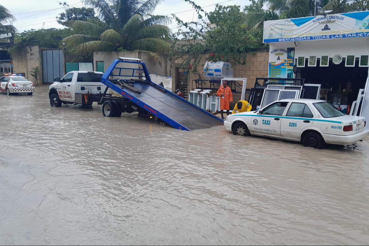 Grúas rescatan automóvil varado en Quintana Roo