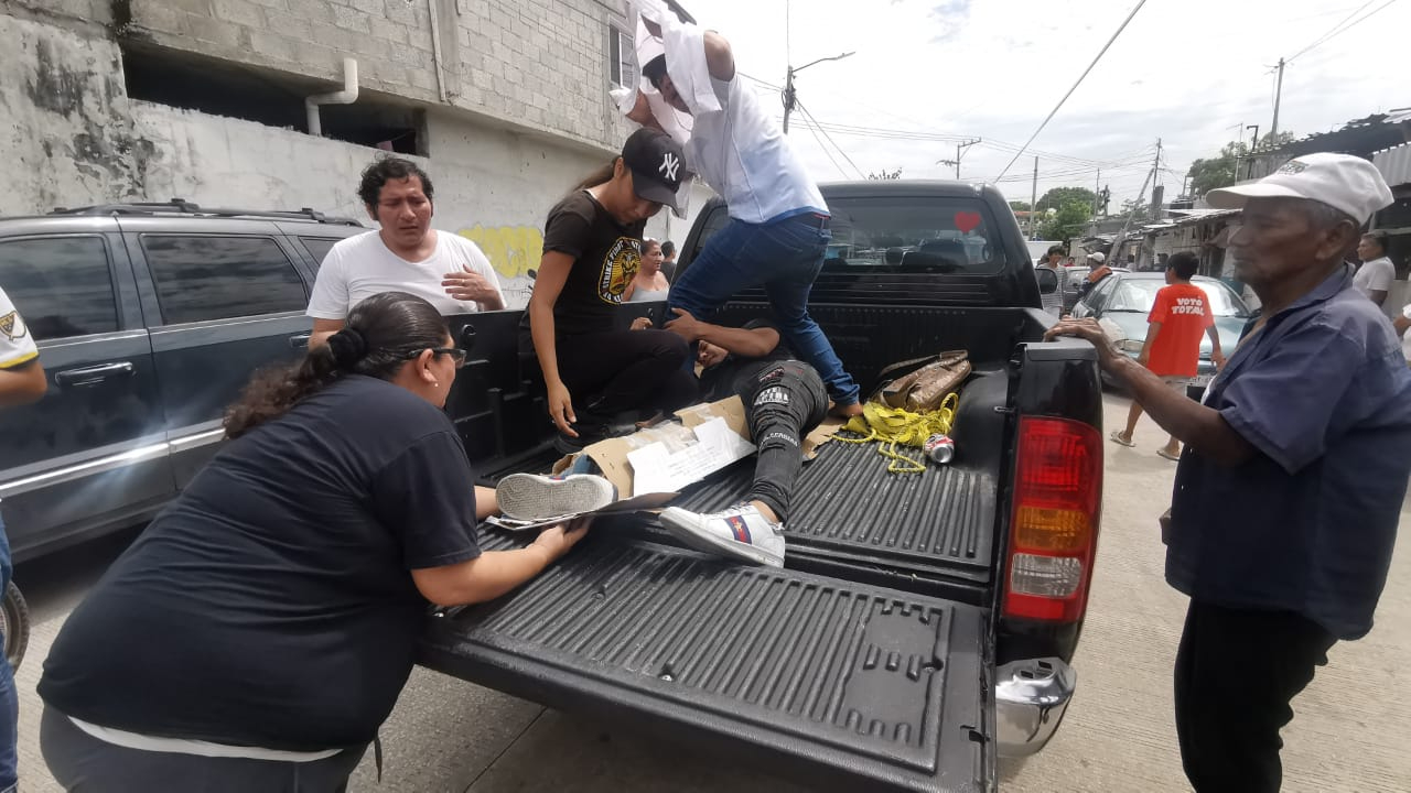 Con fractura expuesta terminó un motociclista tras derrapar en ciudad del Carmen 