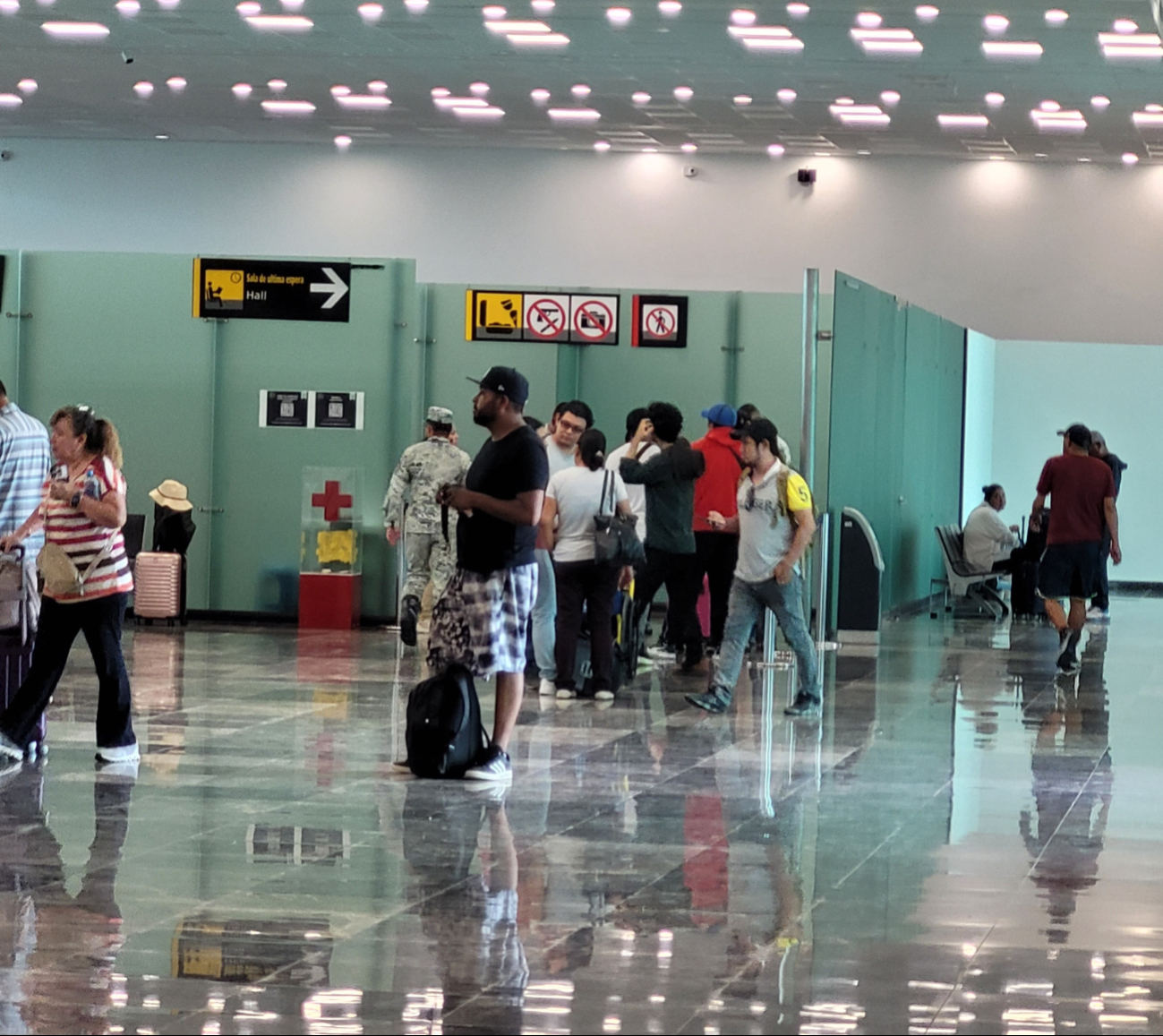 Pasajeros en el Aeropuerto Internacional de Chetumal