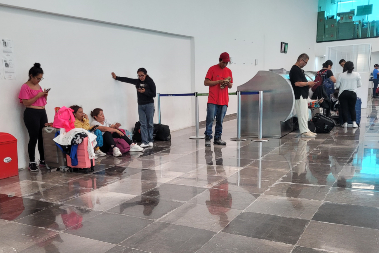 Pasajeros esperan por abordar su vuelo en el Aeropuerto Internacional de Chetumal