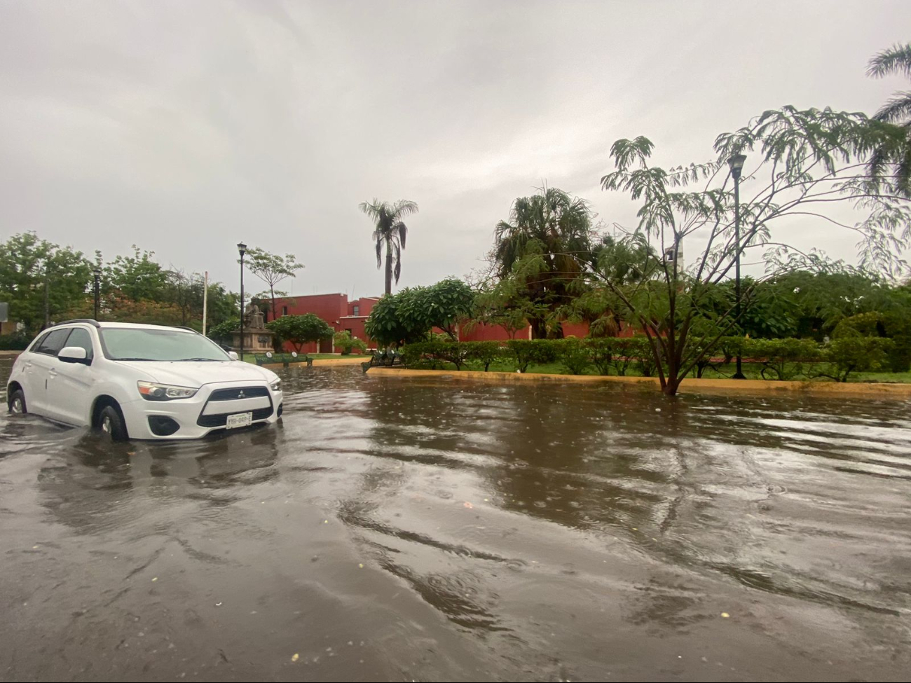 Automóviles varados por la acumulación de agua en Mérida