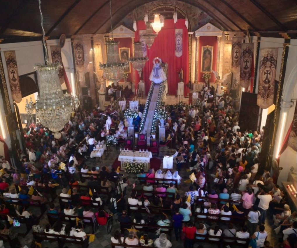 Cientos de devotos acudieron a reverenciar y darle su lugar al máximo símbolo religioso de la Isla