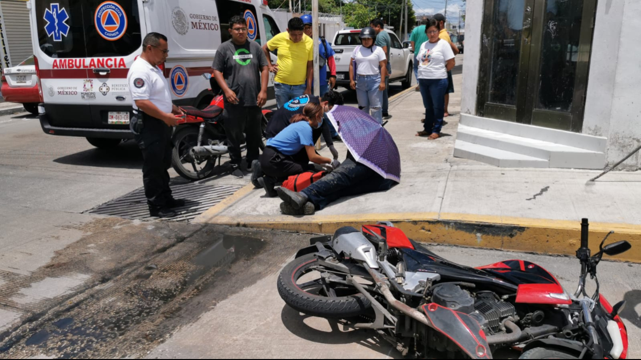 Motociclista termina con heridas sangrantes tras impactarse contra camioneta en Ciudad del Carmen   