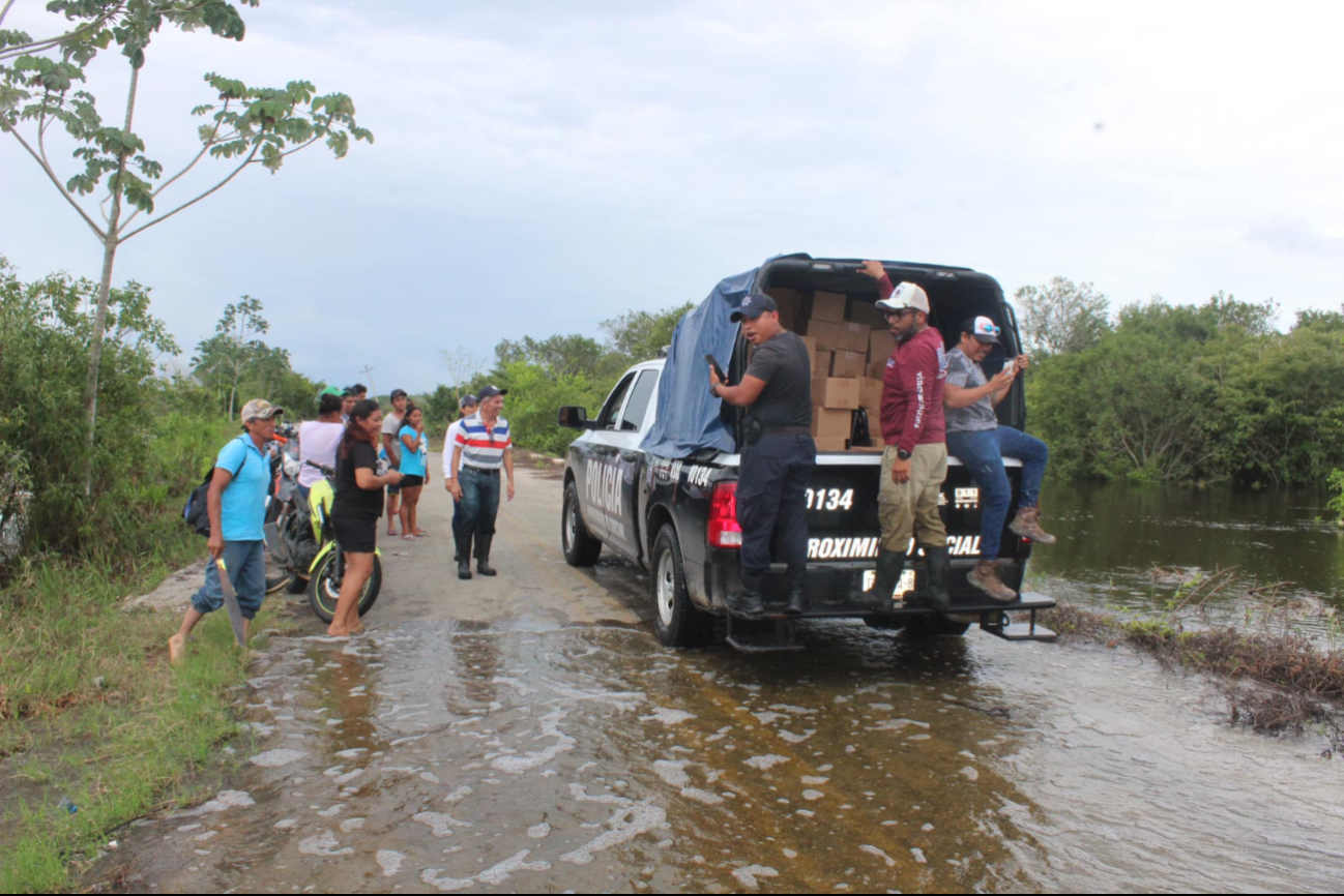 Entrega de despensas a familias de la localidad Andrés Quintana Roo