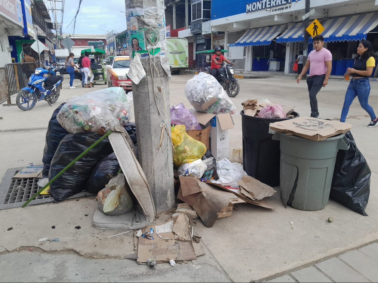 Vecinos expresan molestia por basura arrojada