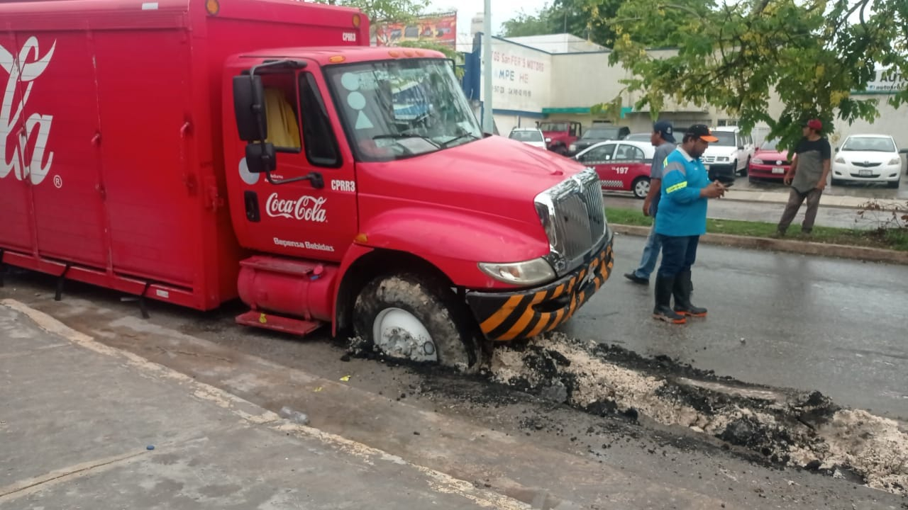 Camión de empresa de refrescos se atasca en el barrio de Santa Lucía