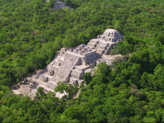 Está enclavada en el Petén Campechano dentro de la Reserva de la Biosfera de Calakmul