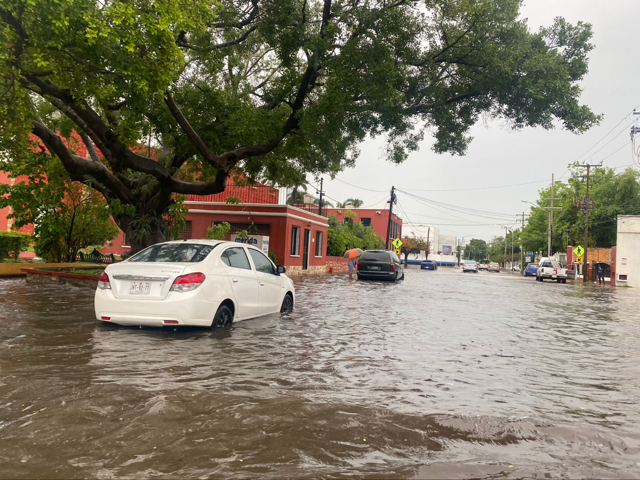 Las lluvias ocasionaron calles inundadas durante la tarde de ayer lunes