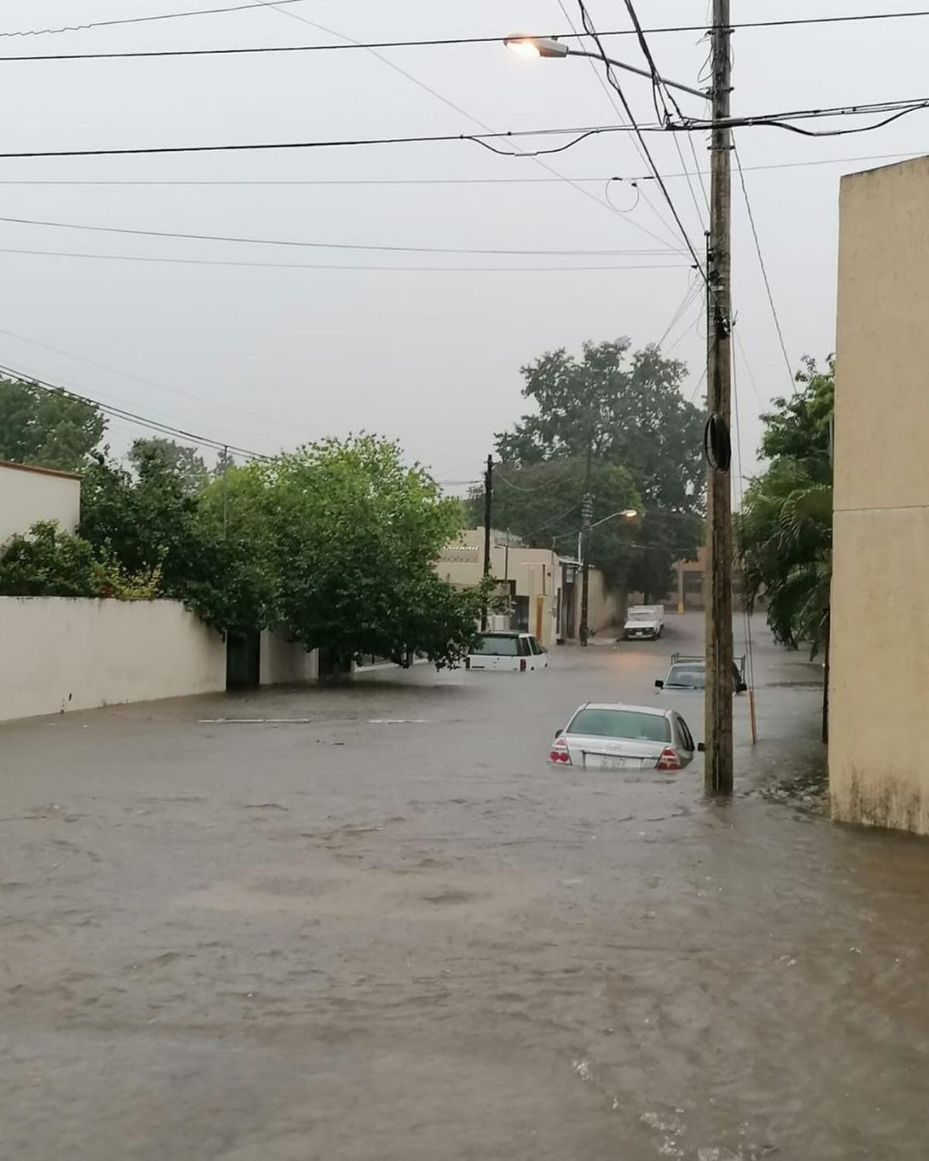 Las calles de la colonia Itzimná se llenaron de agua y la anegación “engulló” varios vehículos