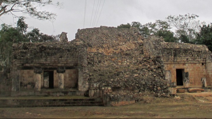 Se localiza a 6 km al poniente del municipio de Hopelchén, Estado de Campeche.
