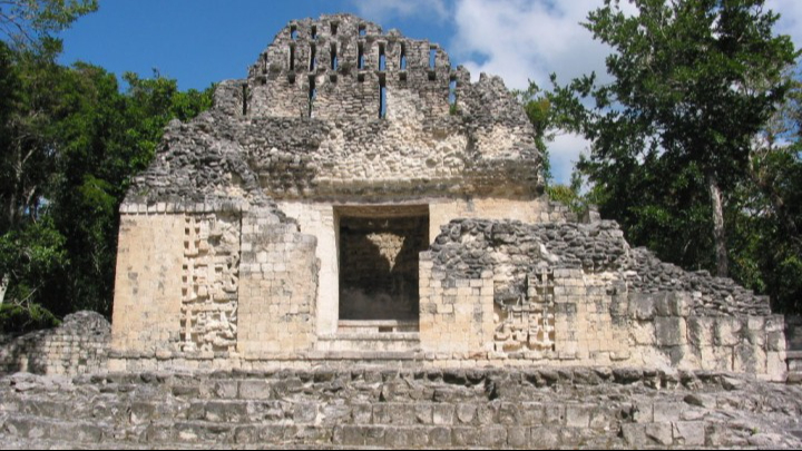 Se localiza al sureste del estado de Campeche, en el municipio de Calakmul