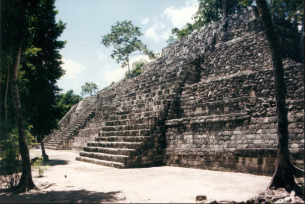 Se localiza en el sureste del estado de Campeche, en el municipio de Calakmul