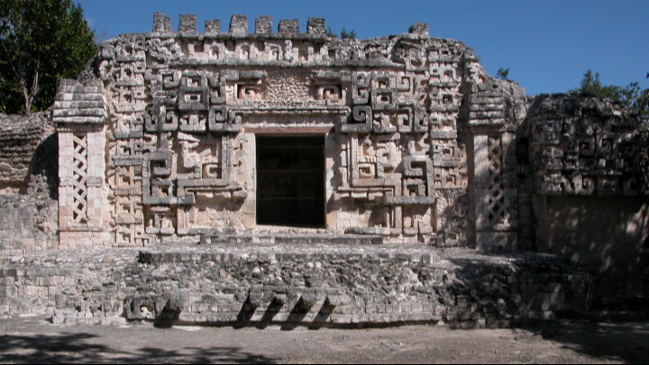 Se localiza en la región denominada los Chenes, municipio de Hopelchén, en el estado de Campeche