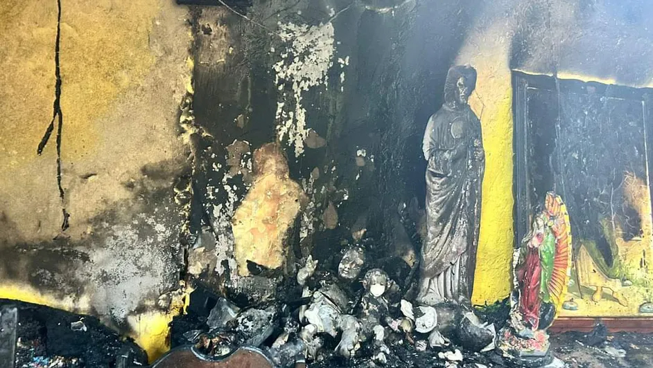 Un altar con figuras religiosas quedó intacto a pesar de las quemaduras