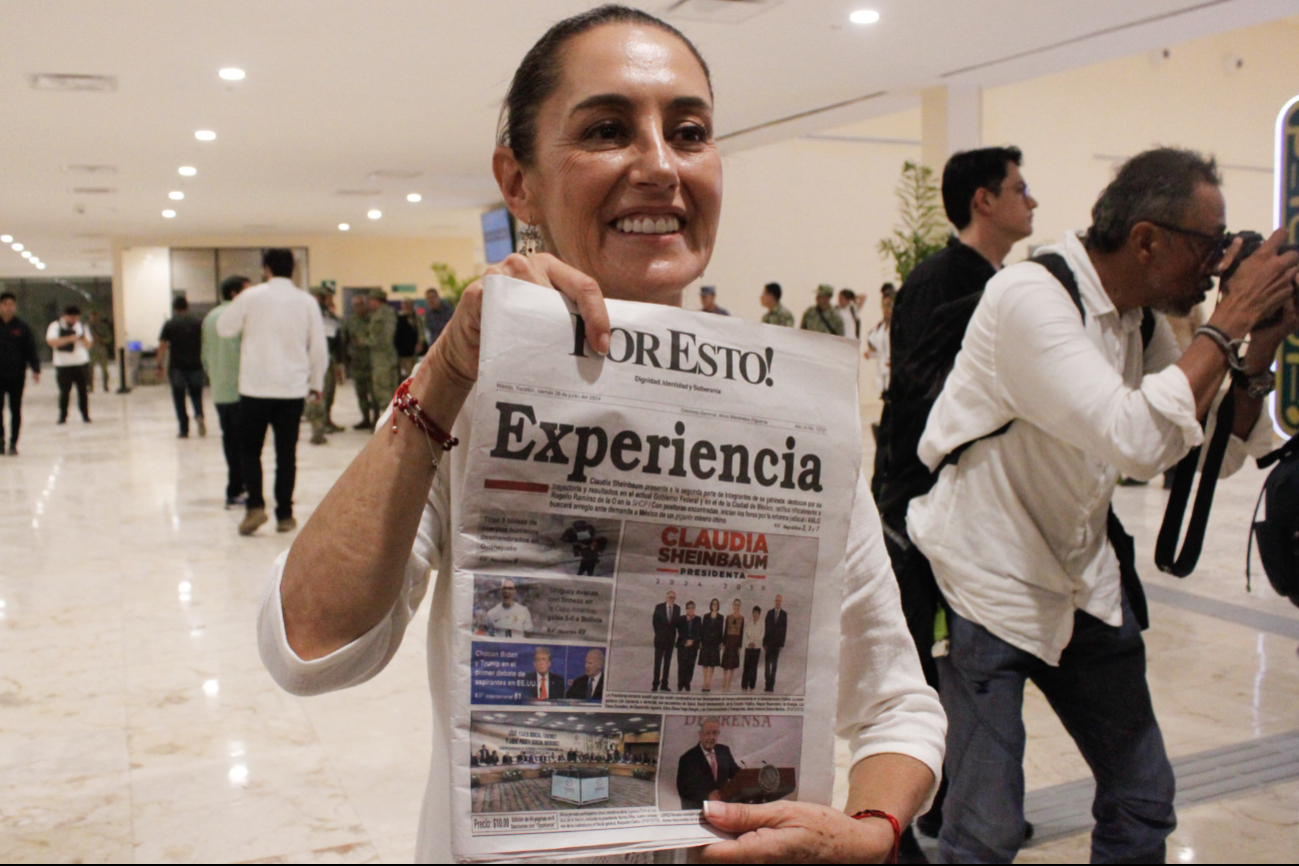 Claudia Sheinbaum sostiene un ejemplar del periódico Por Esto! en su llegada a Mérida