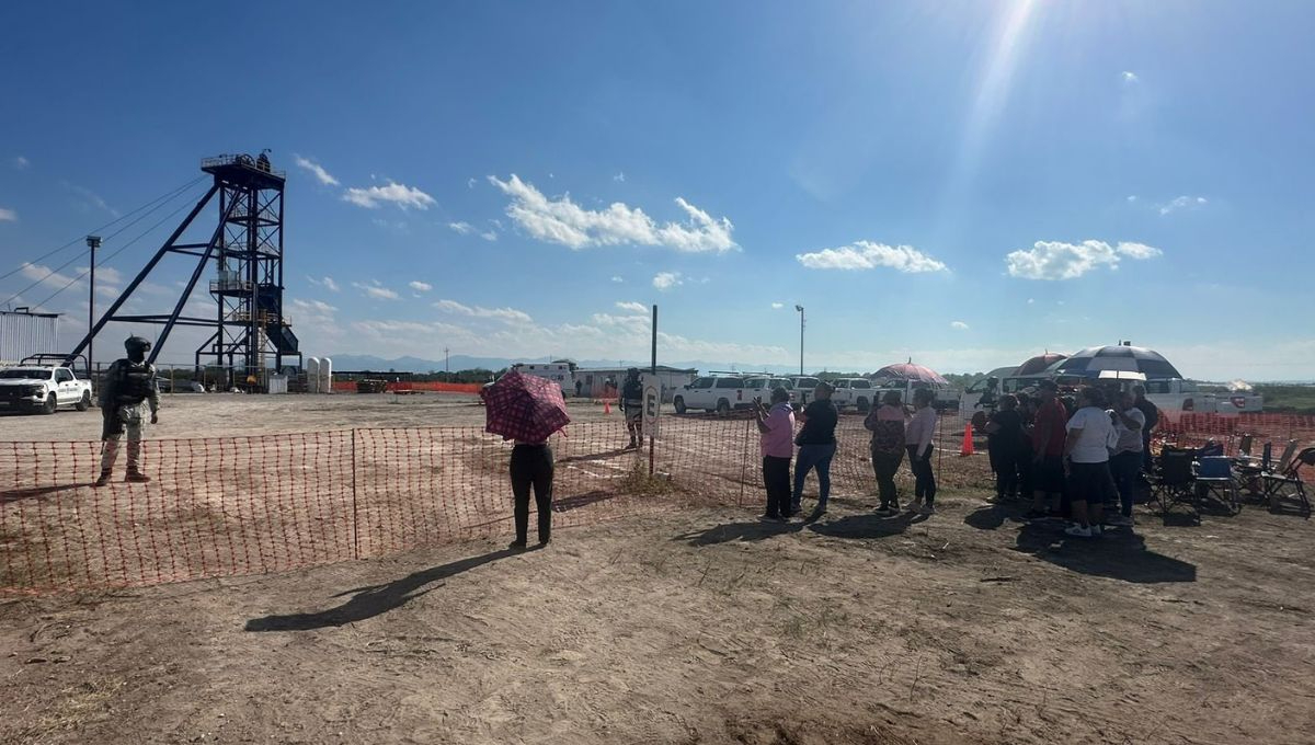 Familiares de mineros aguardan por la extracción de sus restos óseos en Pasta de Conchos