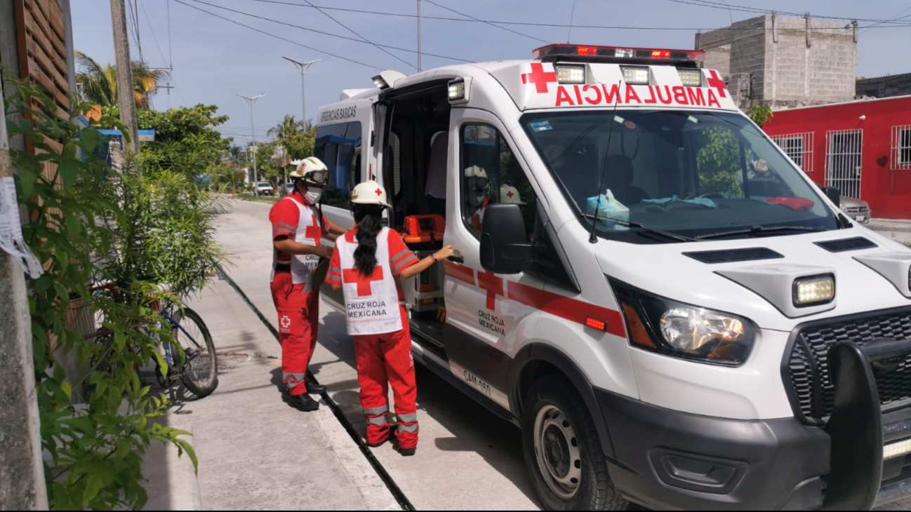 Paramédicos de la Cruz Roja Mexicana atendieron al joven y fue llevado a un hospital