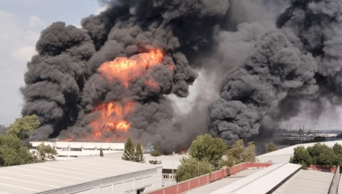 Fuerte incendio consume fábrica de plásticos en Ecatepec, Edomex: VIDEO