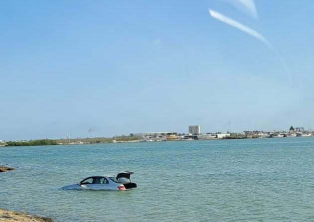 El automóvil terminó en el agua en Progreso