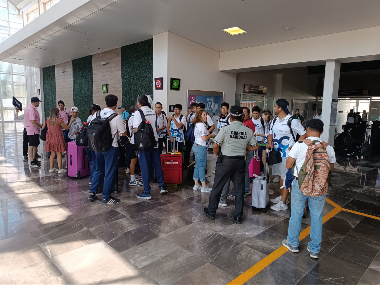 Deportistas invaden el aeropuerto  de Campeche, previo a los Juegos Conade 