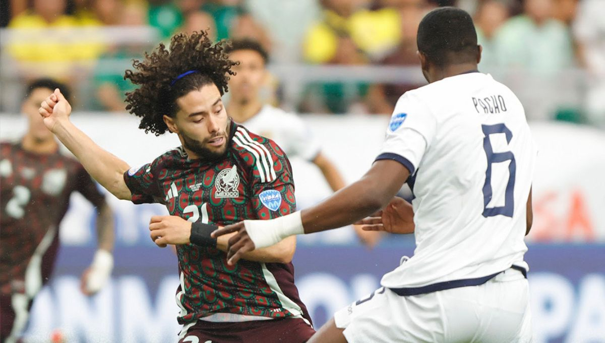 Chino Huerta disputa el esférico contra Willian Pacho en el México vs Ecuador