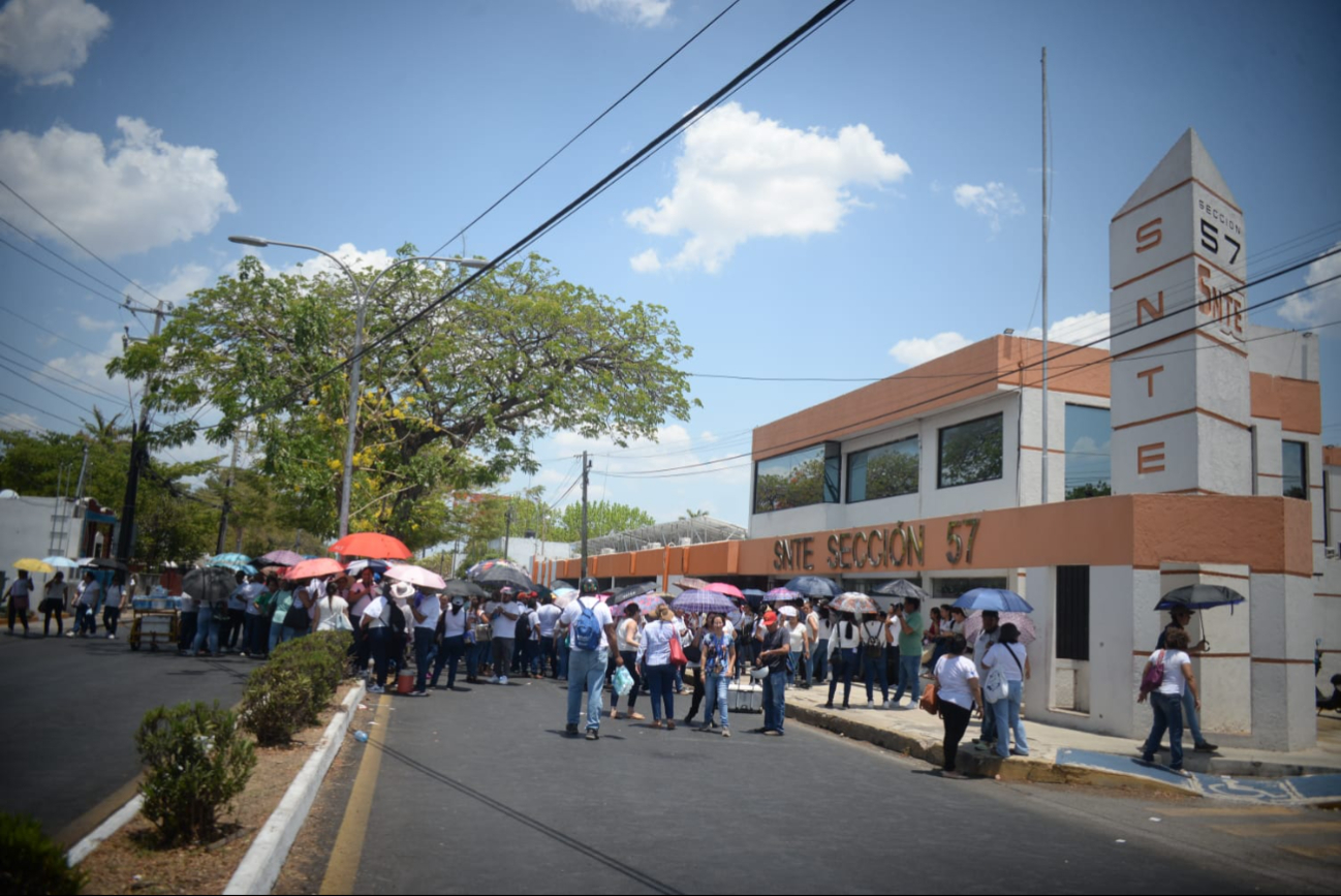 Maestros de Yucatán continúan sus protestas; ahora bloquean avenidas de Mérida