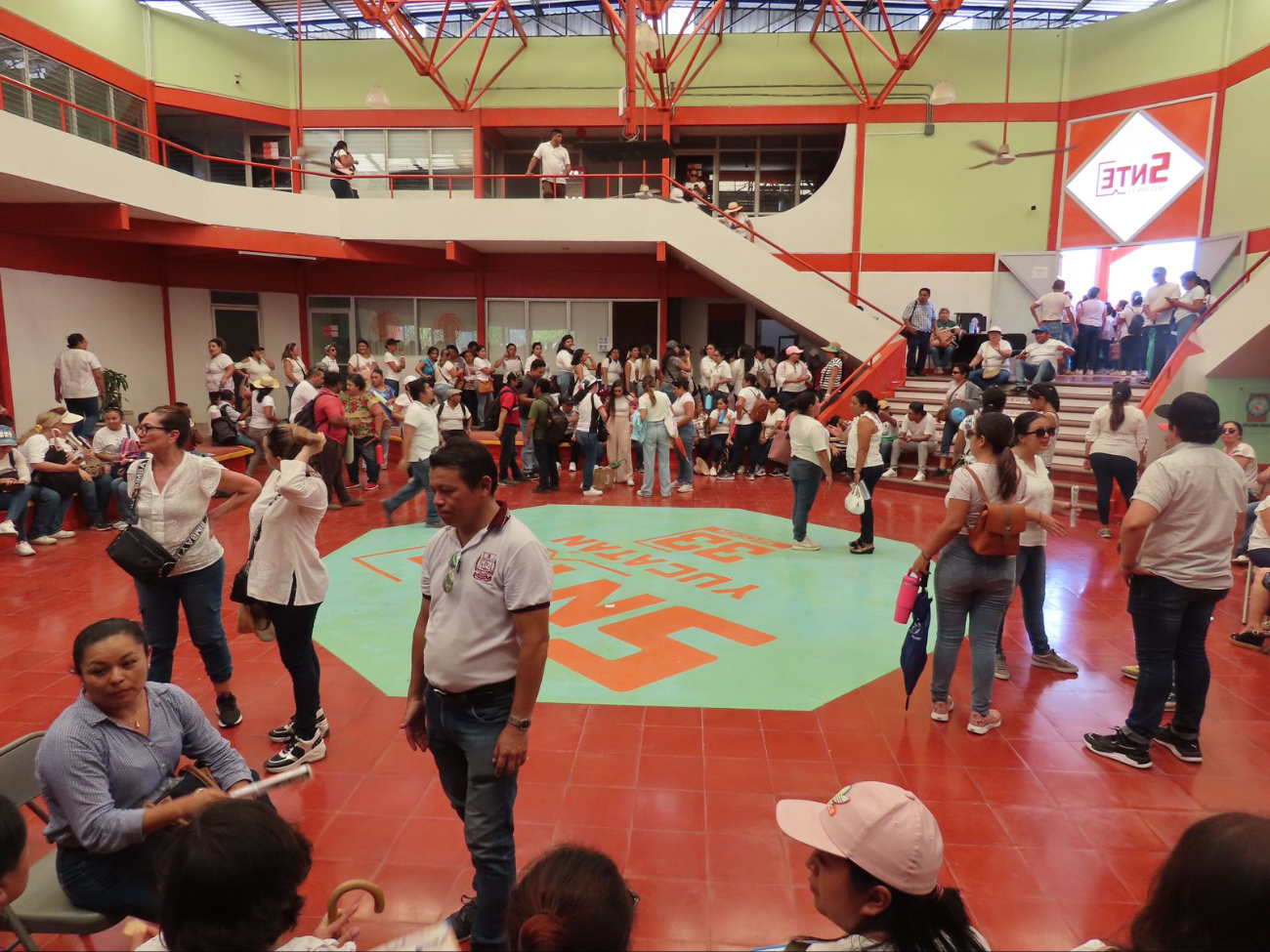 Los maestros tomaron las instalaciones del SNTE en Mérida