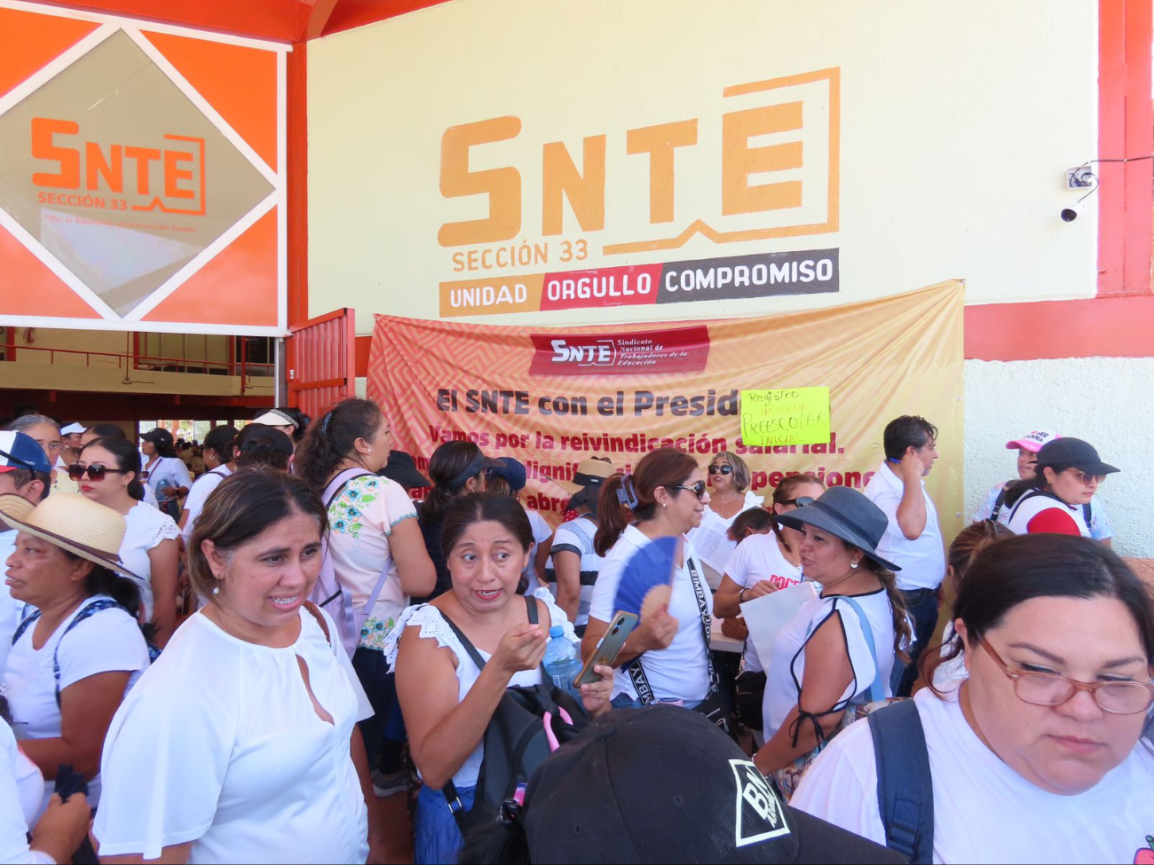Líder del SNTE avienta su auto contra maestros  en Mérida: VIDEO